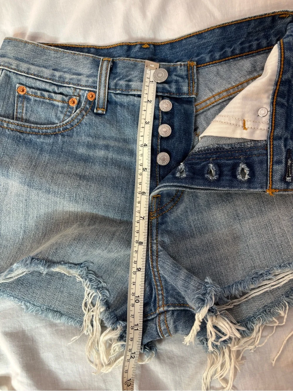 Levi’s women’s jean shorts size26 button fly raw hem 100% cotton medium wash